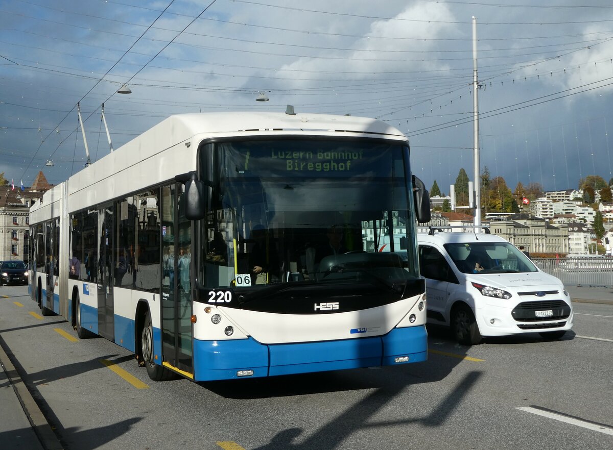 (256'889) - VBL Luzern - Nr. 220 - Hess/Hess Gelenktrolleybus am 10. November 2023 in Luzern, Bahnhofbrcke