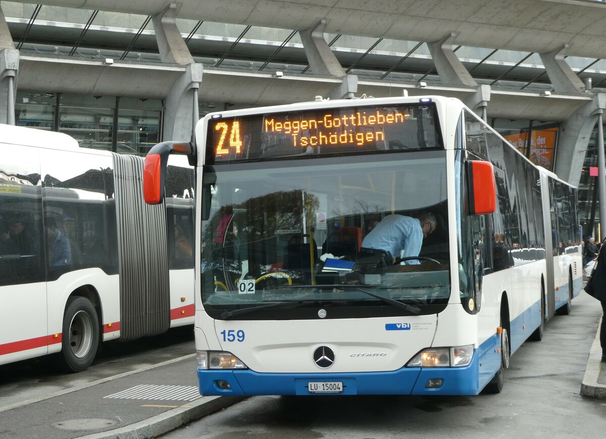 (256'902) - VBL Luzern - Nr. 159/LU 15'004 - Mercedes am 10. November 2023 beim Bahnhof Luzern