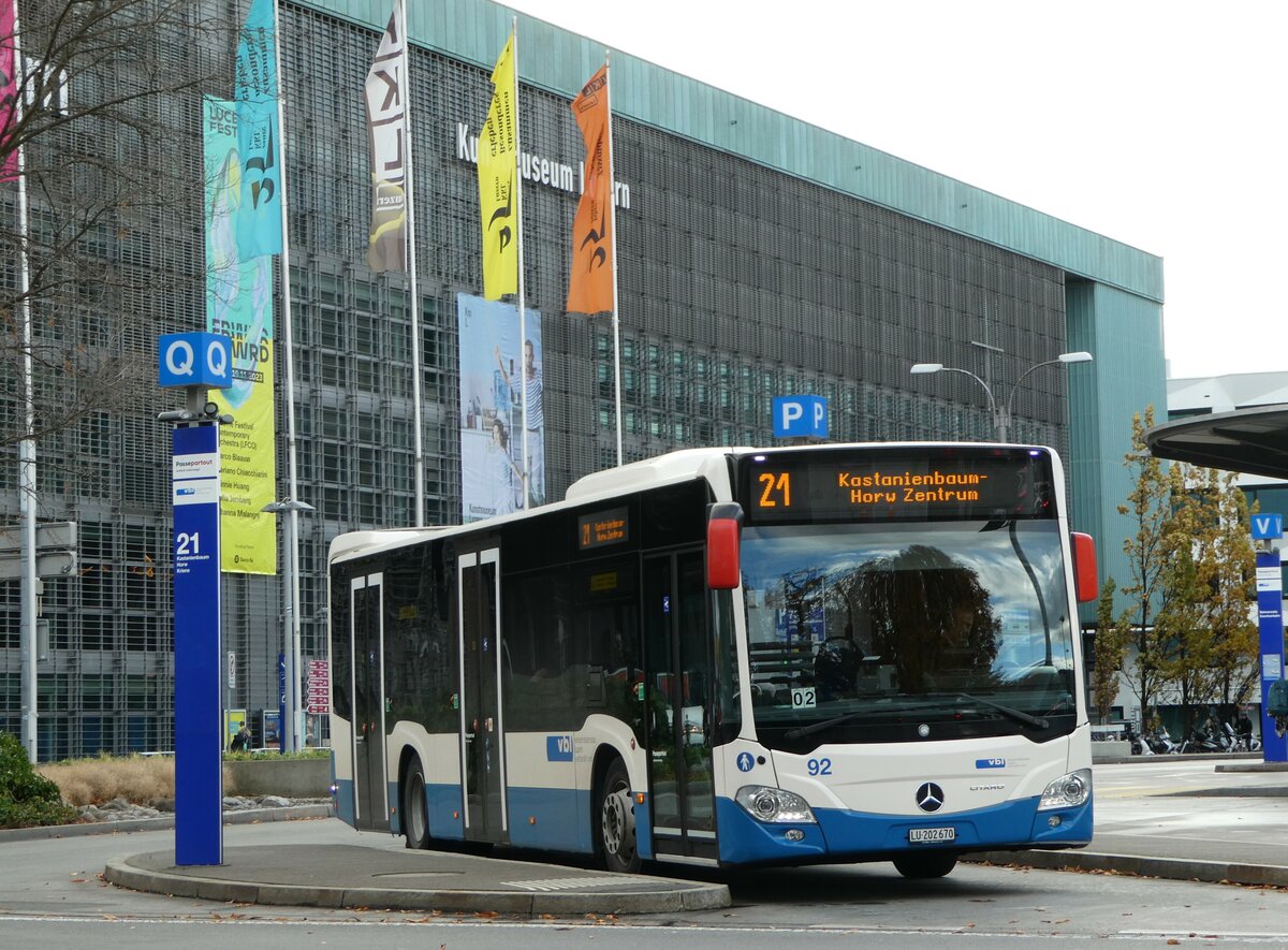 (256'906) - VBL Luzern - Nr. 92/LU 202'670 - Mercedes am 10. November 2023 beim Bahnhof Luzern