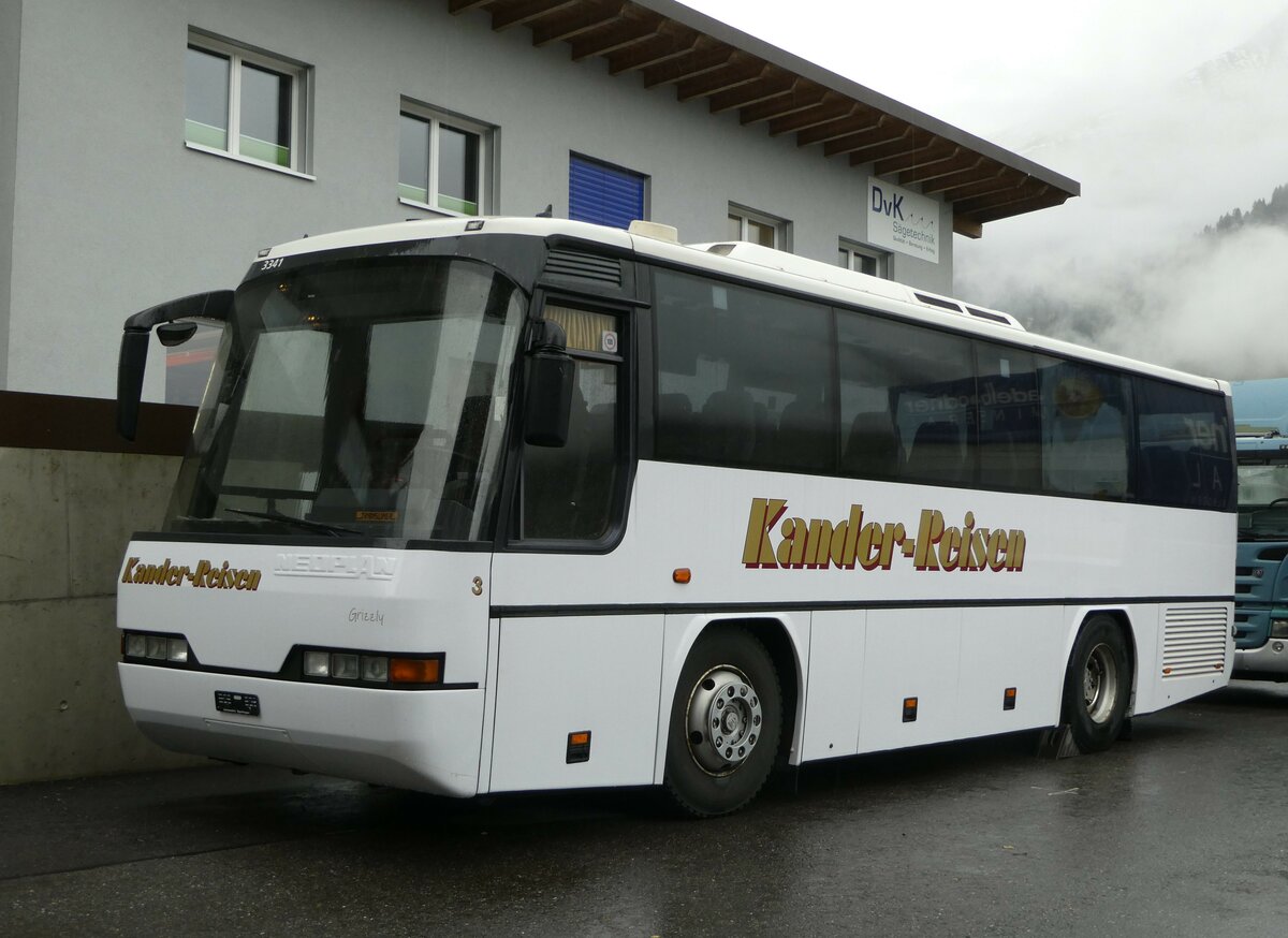 (256'993) - Kander-Reisen, Frutigen - Nr. 3 - Neoplan (ex Autopostale, Croglio PID 3341) am 14. November 2023 in Frutigen, Schmid Transporte