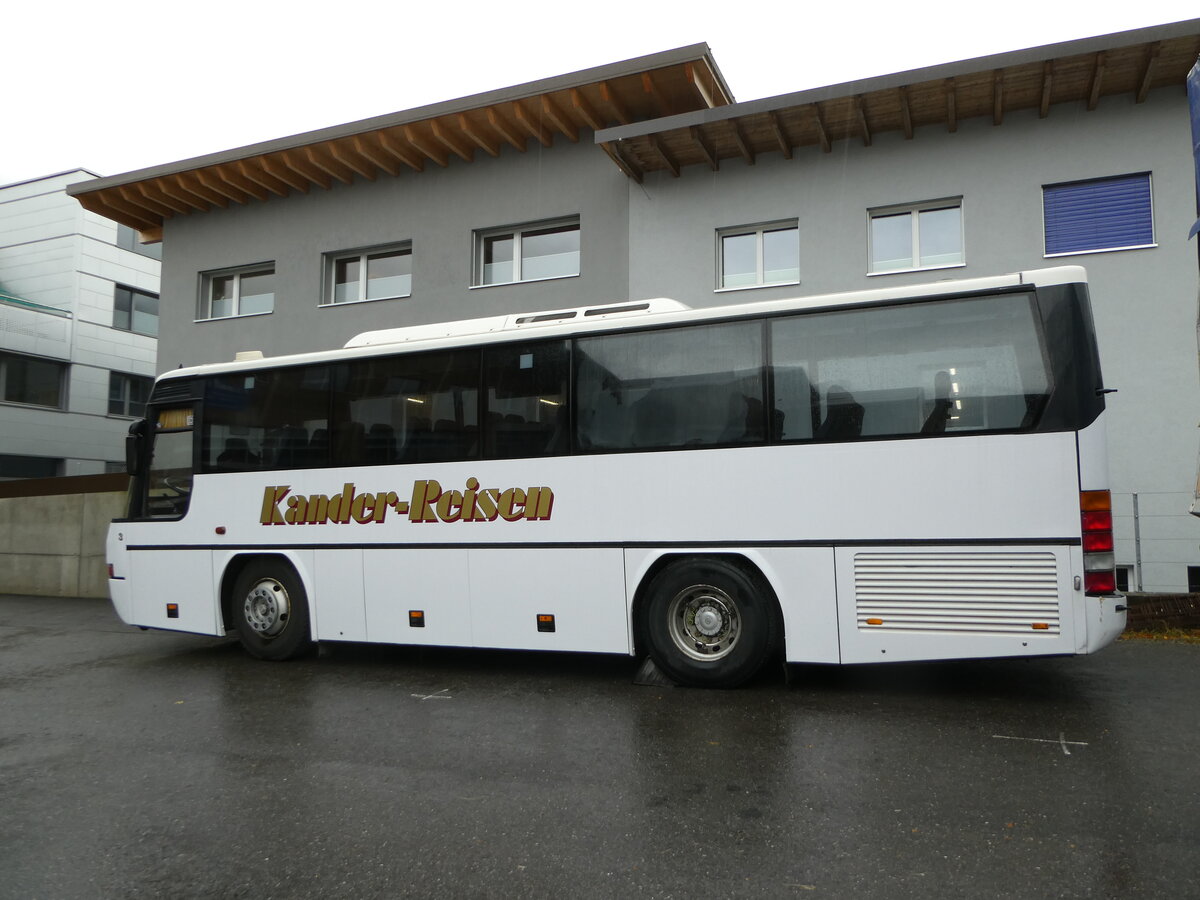 (256'995) - Kander-Reisen, Frutigen - Nr. 3 - Neoplan (ex Autopostale, Croglio PID 3341) am 14. November 2023 in Frutigen, Schmid Transporte