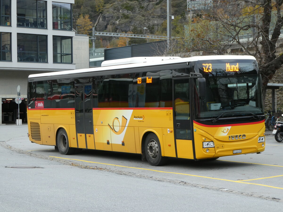 (257'049) - PostAuto Wallis - VS 424'839/PID 10'085 - Iveco am 16. November 2023 beim Bahnhof Brig