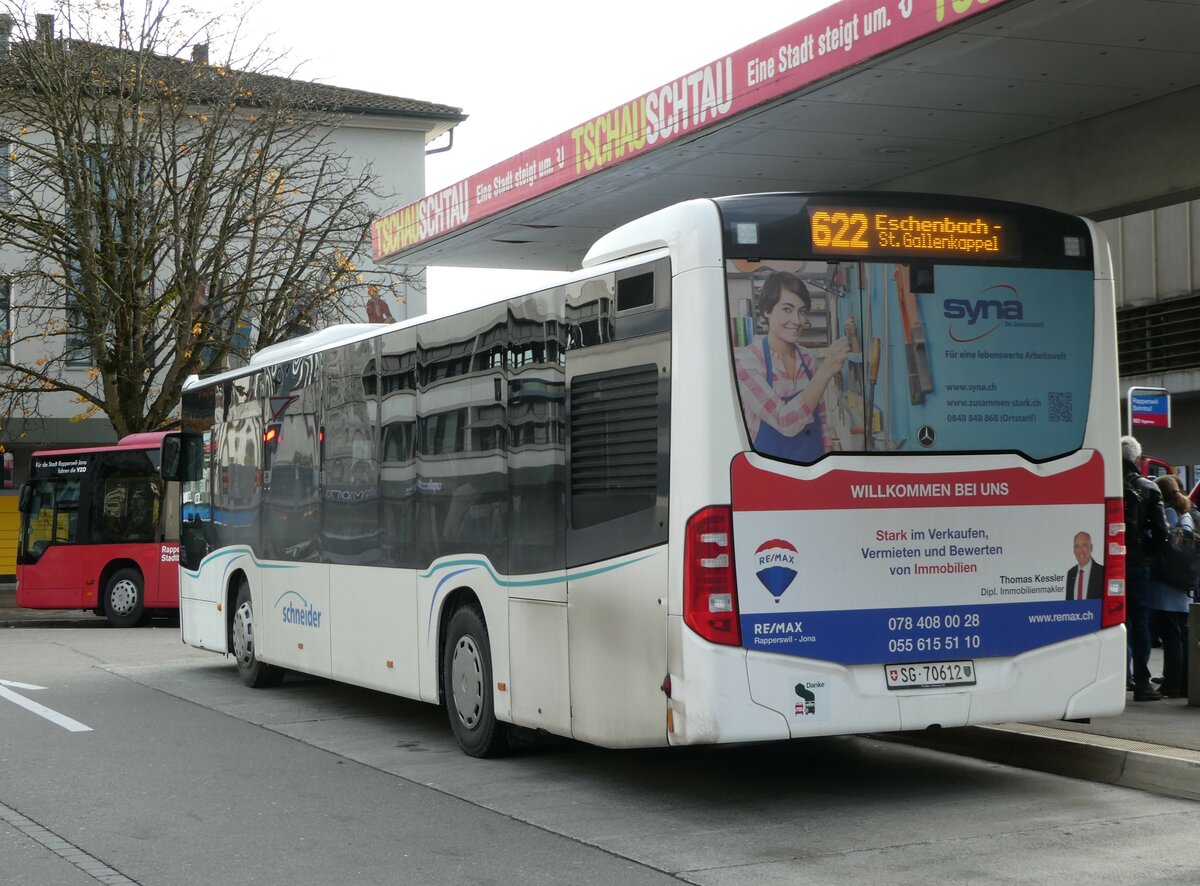 (257'064) - Schneider, Ermenswil - Nr. 7/SG 70'612 - Mercedes am 18. November 2023 beim Bahnhof Rapperswil