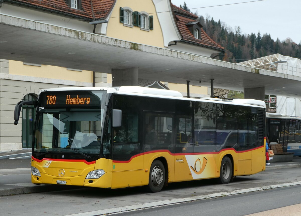 (257'076) - Postautobetrieb Unteres Toggenburg, Ganterschwil - SG 448'791/PID 11'235 - Mercedes am 18. November 2023 beim Bahnhof Wattwil