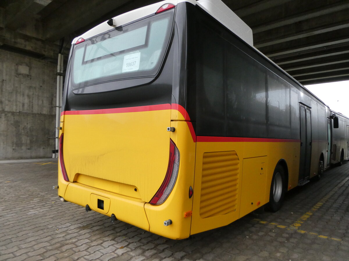 (257'178) - PostAuto Graubnden - PID 12'012 - Iveco am 19. November 2023 in Kerzers, Murtenstrasse