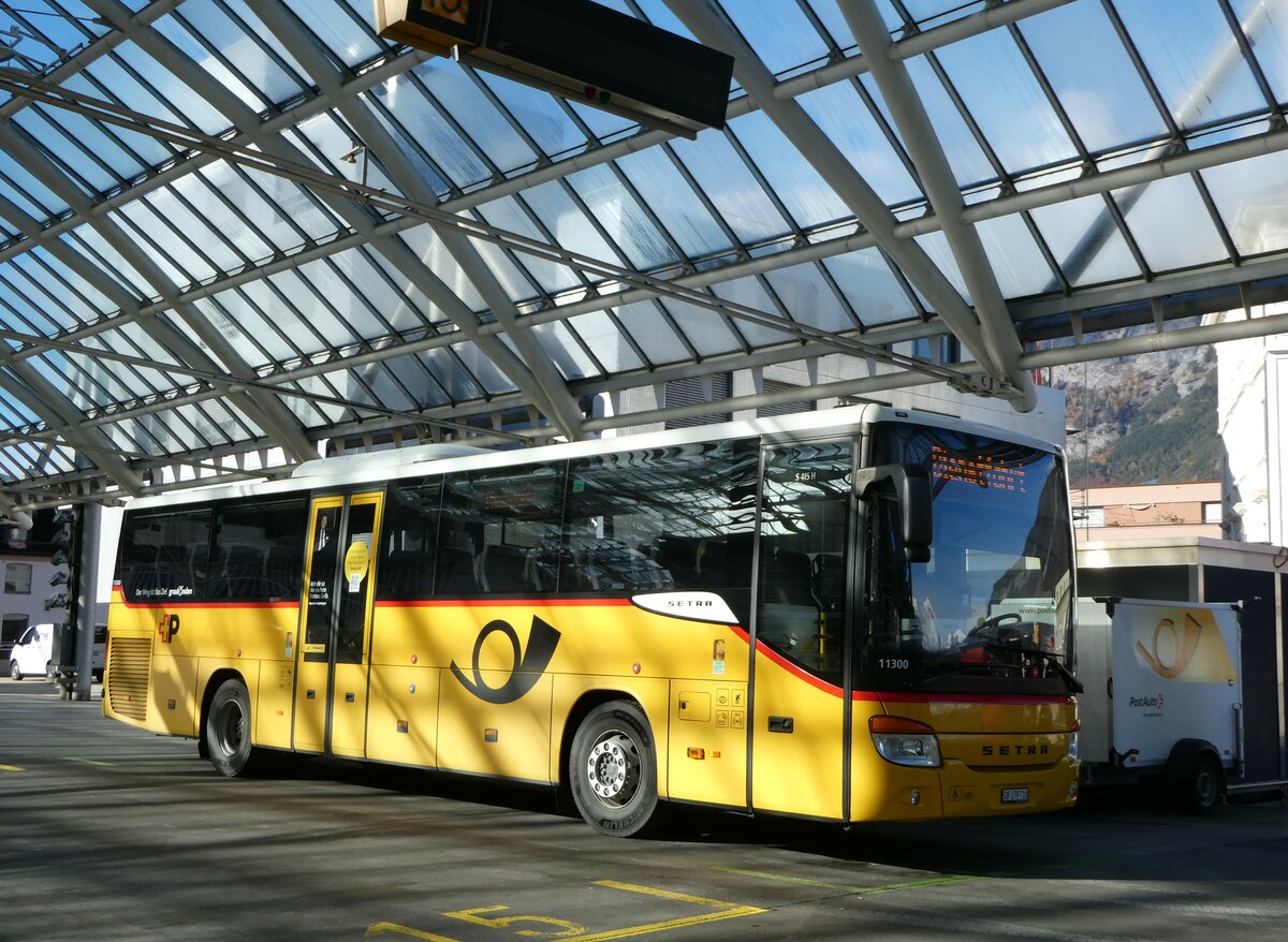 (257'197) - PostAuto Graubnden - GR 179'710/PID 11'300 - Setra am 20. November 2023 in Chur, Postautostation