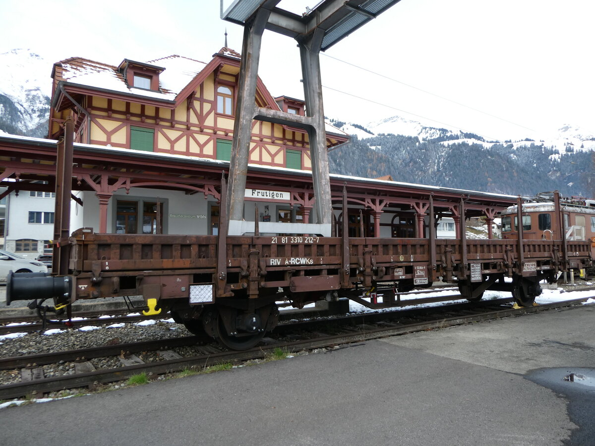 (257'254) - �BB-G�terwagen - Nr. 212-7 - am 27. November 2023 im alten Bahnhof Frutigen