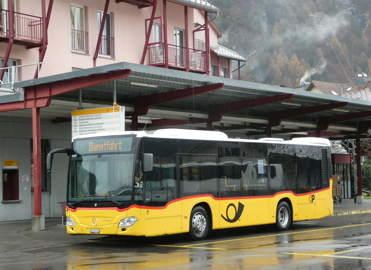 (257'326) - Flck, Brienz - Nr. 21/BE 868'721/PID 11'212 - Mercedes am 1. Dezember 2023 in Meiringen, Postautostation