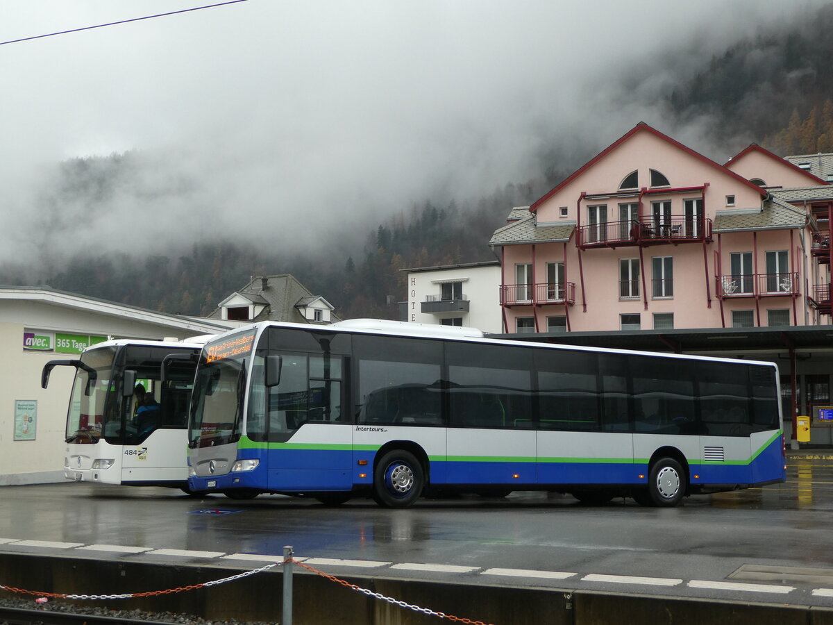 (257'330) - Intertours, Domdidier - Nr. 485/FR 300'485 - Mercedes (ex TPL Lugano Nr. 303) am 1. Dezember 2023 beim Bahnhof Meiringen