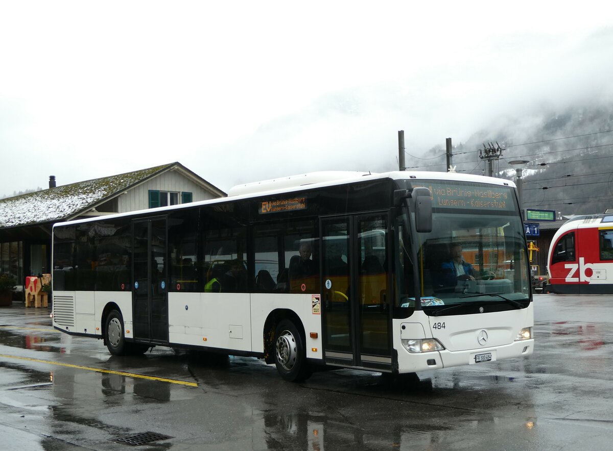 (257'341) - Intertours, Domdidier - Nr. 484/FR 300'484 - Mercedes (ex PostAuto Bern Nr. 1/PID 4561; ex Klopfstein, Laupen Nr. 1) am 1. Dezember 2023 beim Bahnhof Meiringen