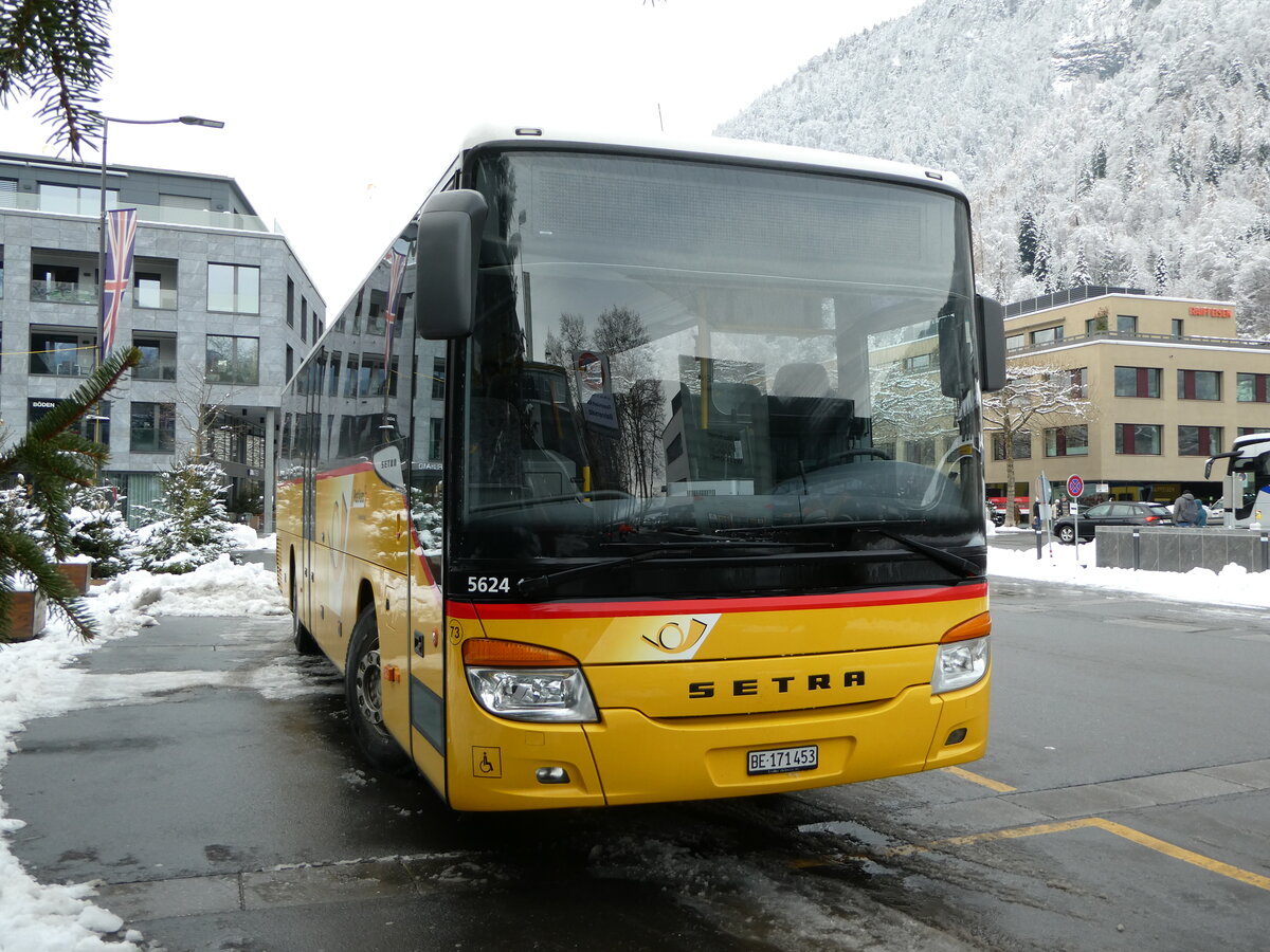 (257'404) - PostAuto Bern - Nr. 73/BE 171'453/PID 5624 - Setra (ex AVG Meiringen Nr. 73) am 4. Dezember 2023 beim Bahnhof Interlaken Ost