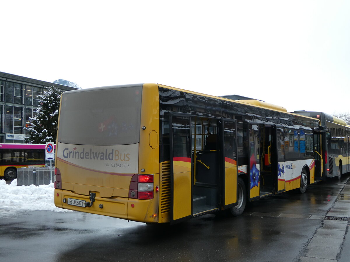 (257'451) - Grindelwaldbus, Grindelwald - Nr. 18/BE 382'871 - MAN/Gppel am 4. Dezember 2023 beim Bahnhof Interlaken Ost