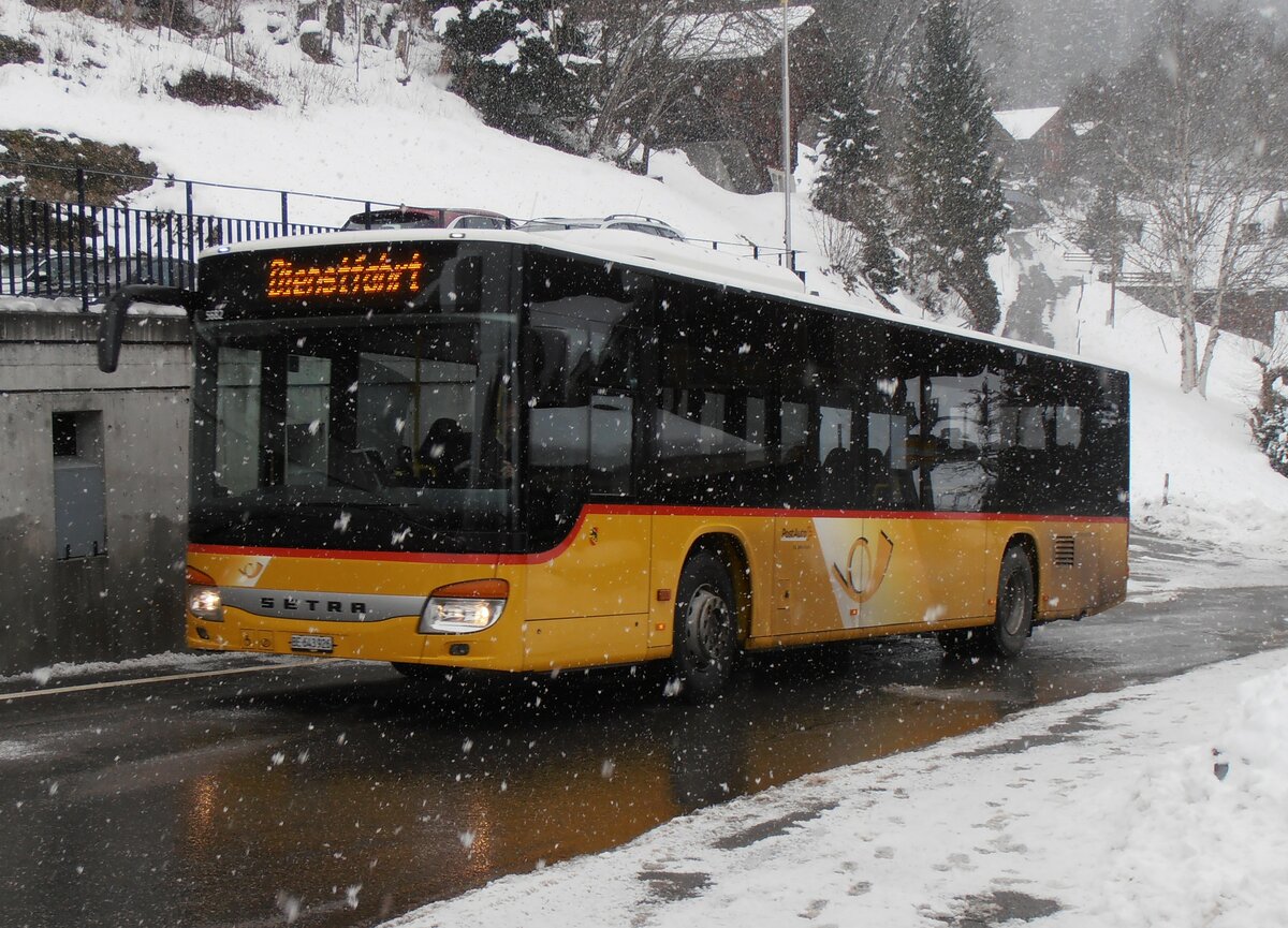 (257'459) - Flck, Brienz - Nr. 8/BE 643'926/PID 5682 - Setra am 5. Dezember 2023 in Reuti-Hasliberg, Dorf