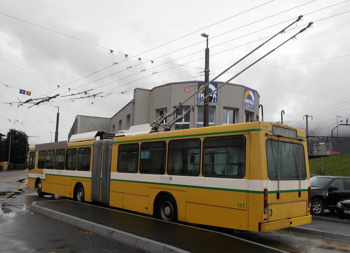 (257'537) - transN, La Chaux-deFonds - Nr. 117 - NAW/Hess Gelenktrolleybus (ex TN Neuchtel Nr. 117) am 11. Dezember 2023 beim Bahnhof Marin-pagnier