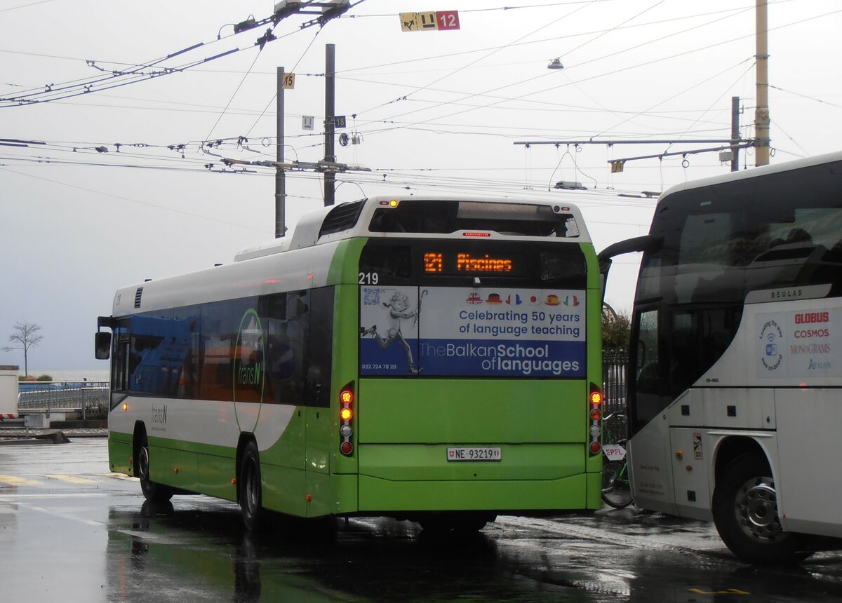 (257'587) - transN, La Chaux-de-Fonds - Nr. 219/NE 93'219 - Volvo (ex TN Neuchtel Nr. 219) am 11. Dezember 2023 in Neuchtel, Place Pury