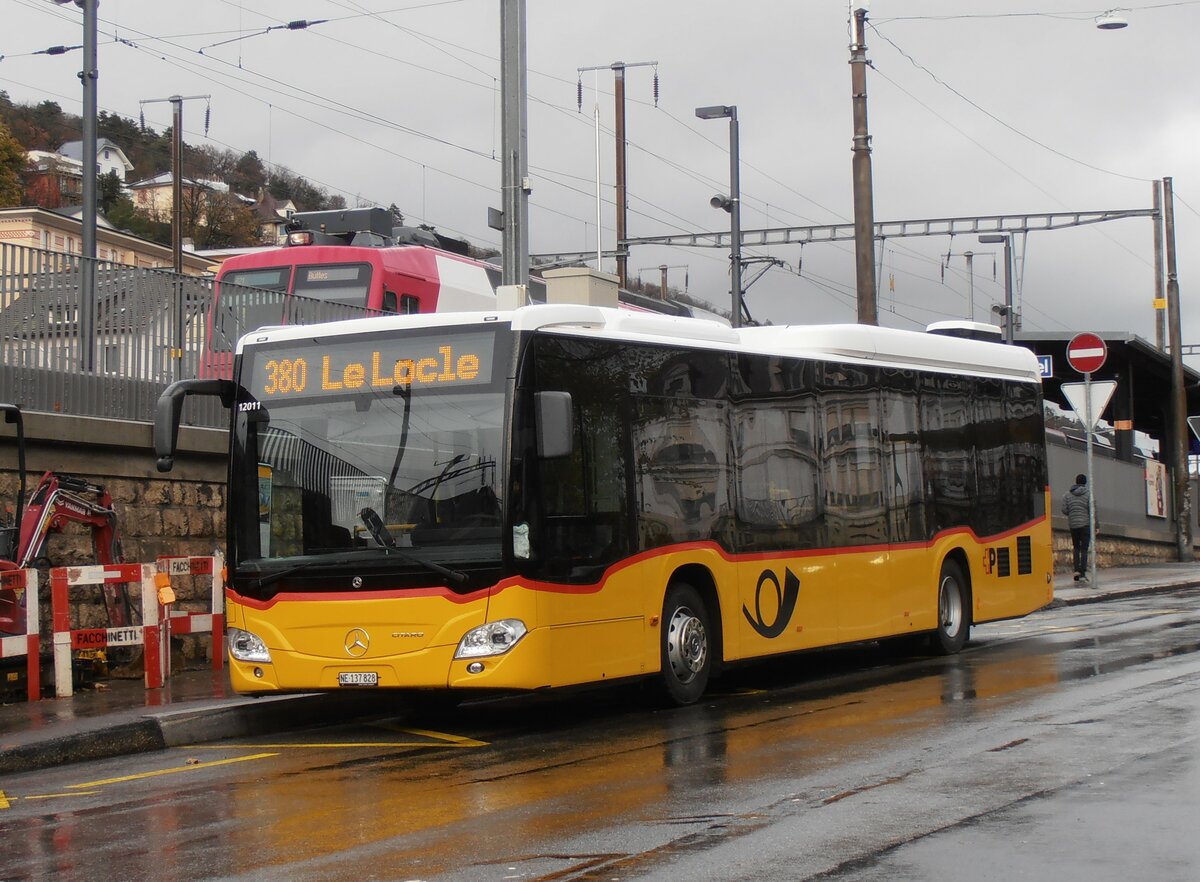 (257'592) - CarPostal Ouest - NE 137'828/PID 12'011 - Mercedes am 11. Dezember 2023 beim Bahnhof Neuchtel