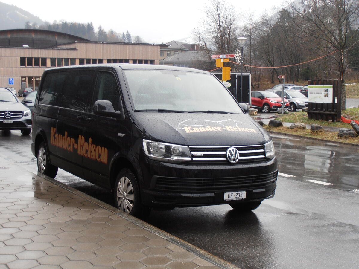 (257'604) - Kander-Reisen, Frutigen - BE 444 - VW am 12. Dezember 2023 beim Bahnhof Frutigen