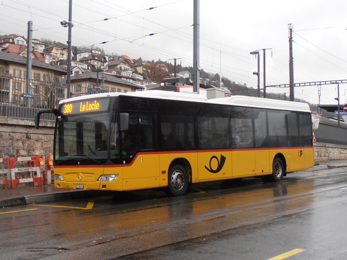 (257'747) - CarPostal Ouest - NE 98'430/PID 5661 - Mercedes am 21. Dezember 2023 beim Bahnhof Neuchtel