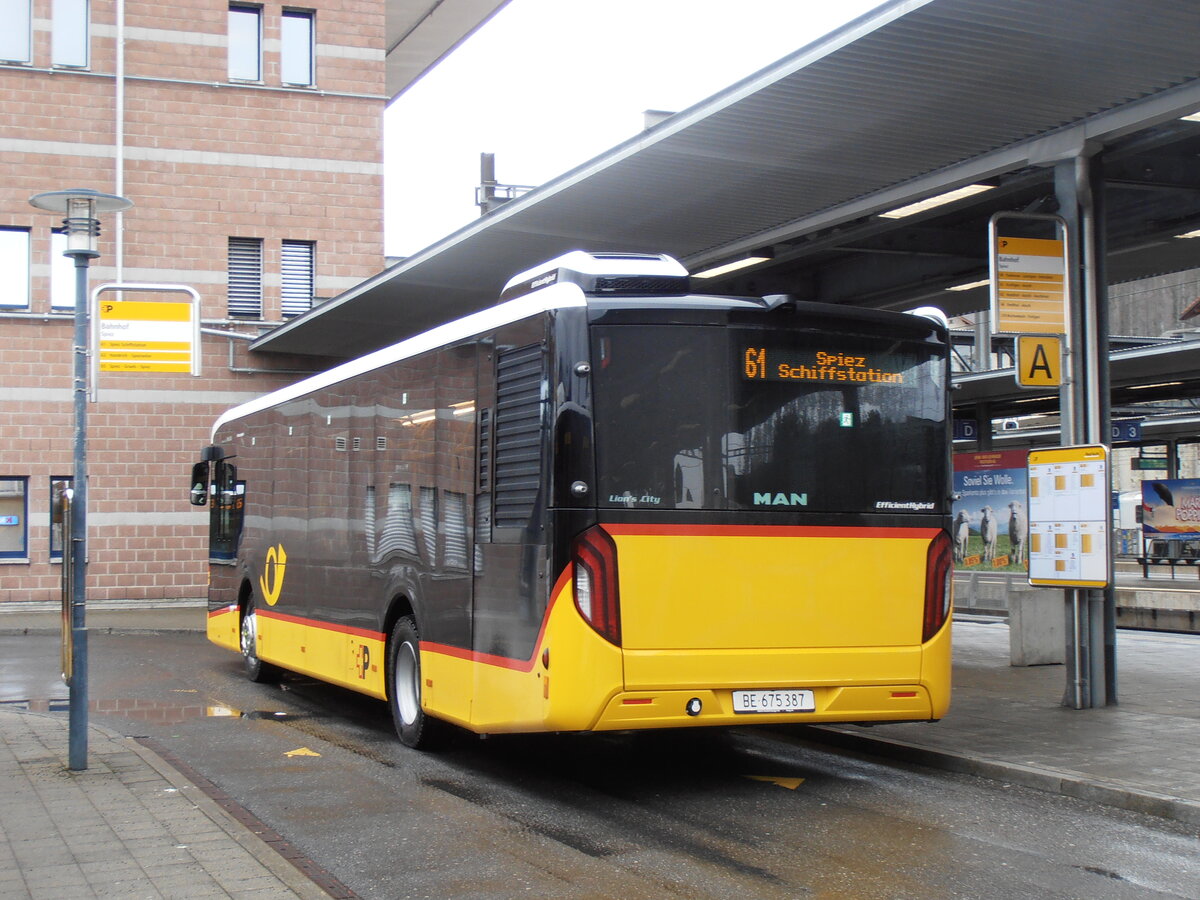 (257'803) - PostAuto Bern - BE 675'387/PID 12'066 - MAN am 22. Dezember 2023 beim Bahnhof Spiez