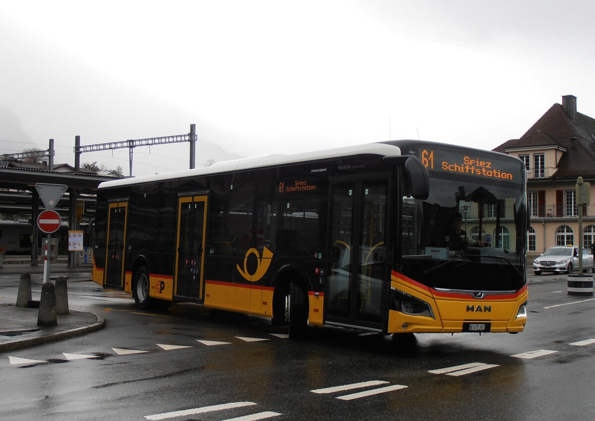 (257'806) - PostAuto Bern - BE 675'387/PID 12'066 - MAN am 22. Dezember 2023 beim Bahnhof Spiez