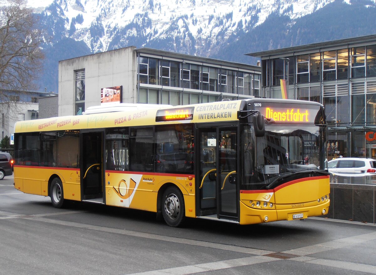 (257'967) - PostAuto Bern - BE 610'537/PID 5070 - Solaris am 28. Dezember 2023 beim Bahnhof Interlaken Ost