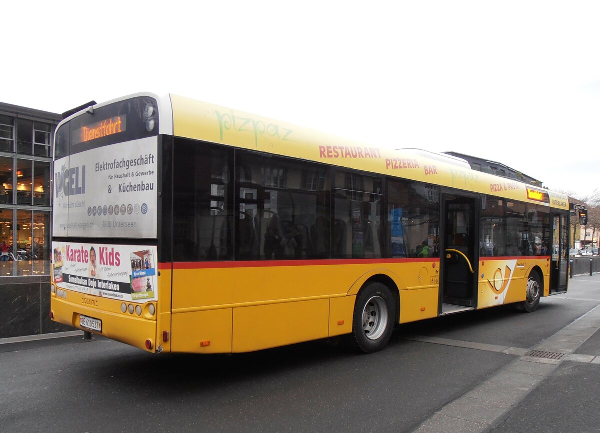 (257'969) - PostAuto Bern - BE 610'537/PID 5070 - Solaris am 28. Dezember 2023 beim Bahnhof Interlaken Ost