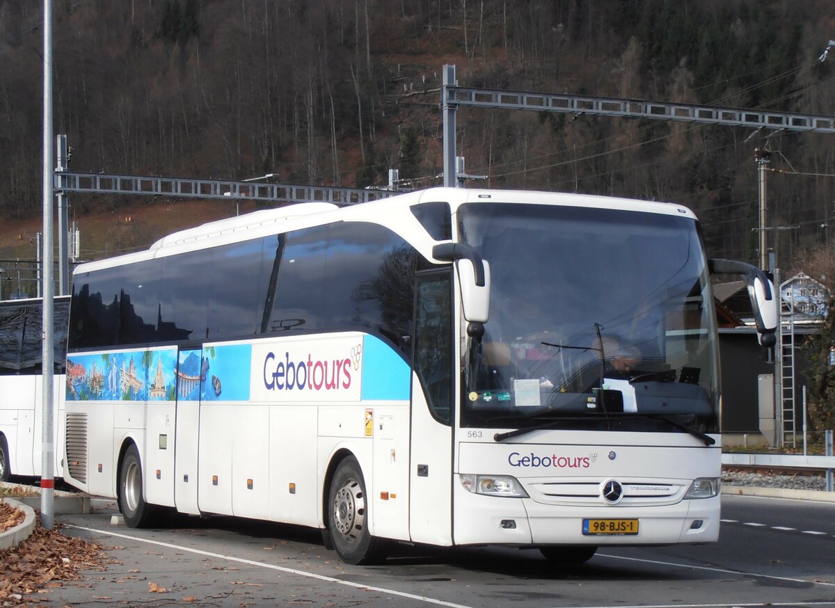 (257'991) - Aus Holland: Gebotours, Nieuwleusen - Nr. 563/98-BJS-1 - Mercedes am 29. Dezember 2023 beim Bahnhof Interlaken Ost 