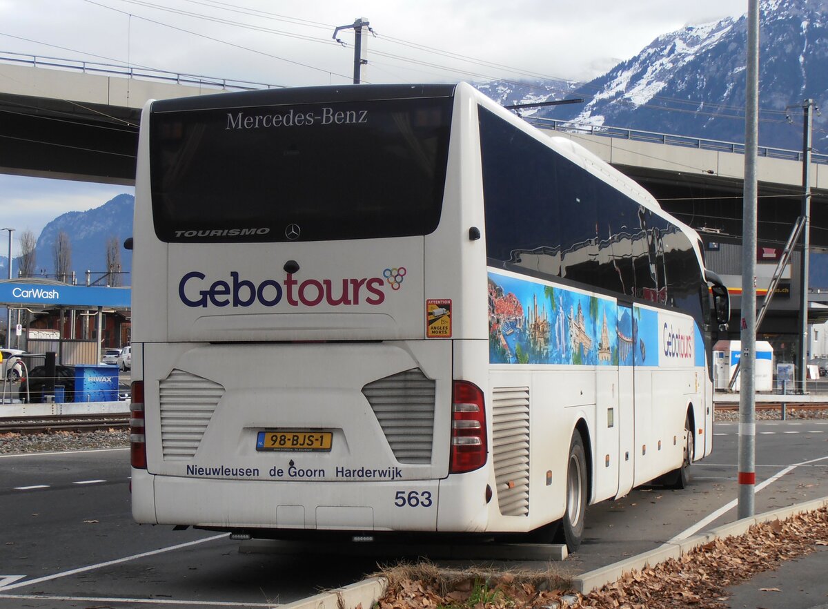 (257'992) - Aus Holland: Gebotours, Nieuwleusen - Nr. 563/98-BJS-1 - Mercedes am 29. Dezember 2023 beim Bahnhof Interlaken Ost