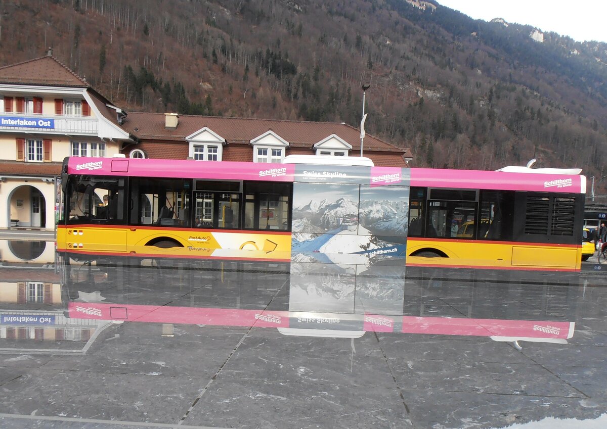 (257'995) - PostAuto Bern - BE 610'537/PID 5070 - Solaris am 29. Dezember 2023 beim Bahnhof Interlaken Ost (Teilaufnahme)