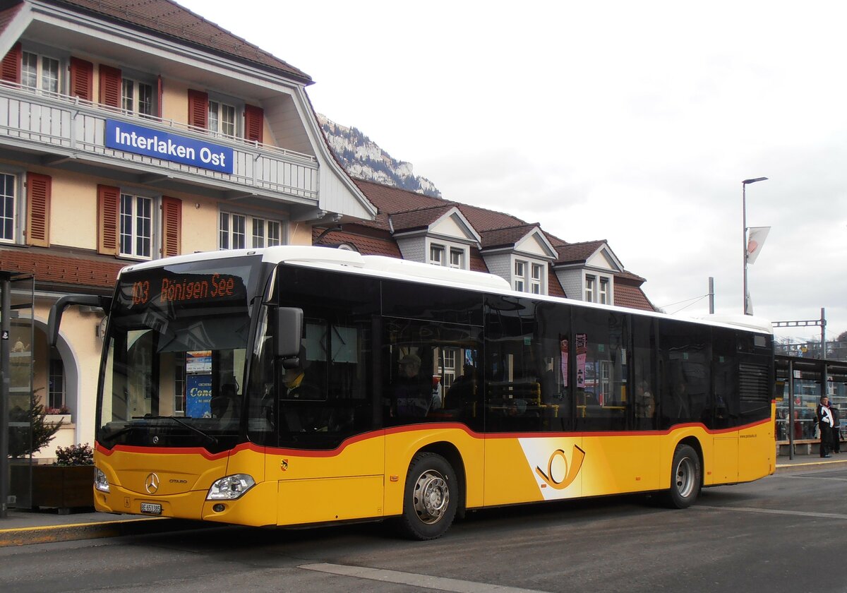 (257'997) - PostAuto Bern - BE 653'385/PID 11'663 - Mercedes am 29. Dezember 2023 beim Bahnhof Interlaken Ost