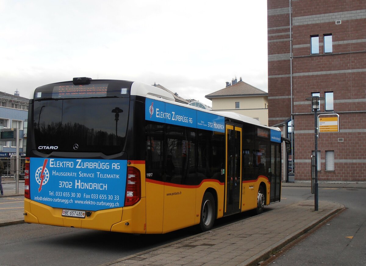 (258'005) - PostAuto Bern - BE 657'480/PID 11'017 - Mercedes am 29. Dezember 2023 beim Bahnhof Spiez