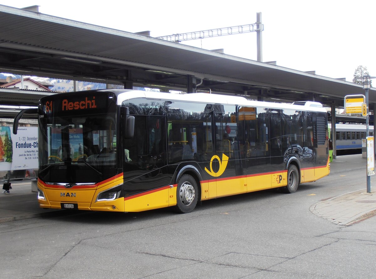 (258'009) - PostAuto Bern - BE 653'386/PID 12'065 - MAN am 29. Dezember 2023 beim Bahnhof Spiez