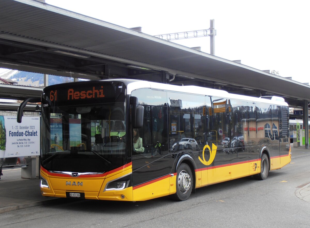 (258'010) - PostAuto Bern - BE 653'386/PID 12'065 - MAN am 29. Dezember 2023 beim Bahnhof Spiez