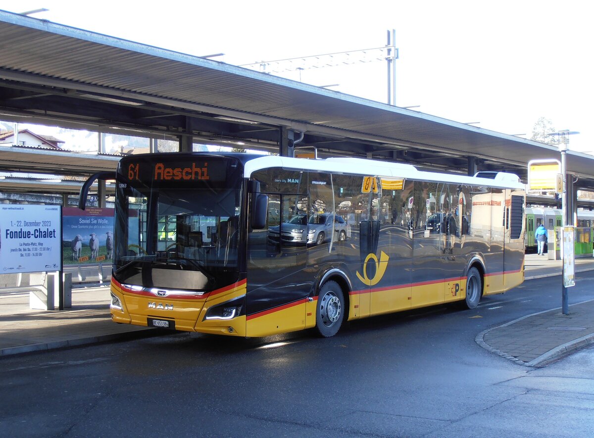 (258'053) - PostAuto Bern - BE 653'384/PID 12'063 - MAN am 1. Januar 2024 beim Bahnhof Spiez 