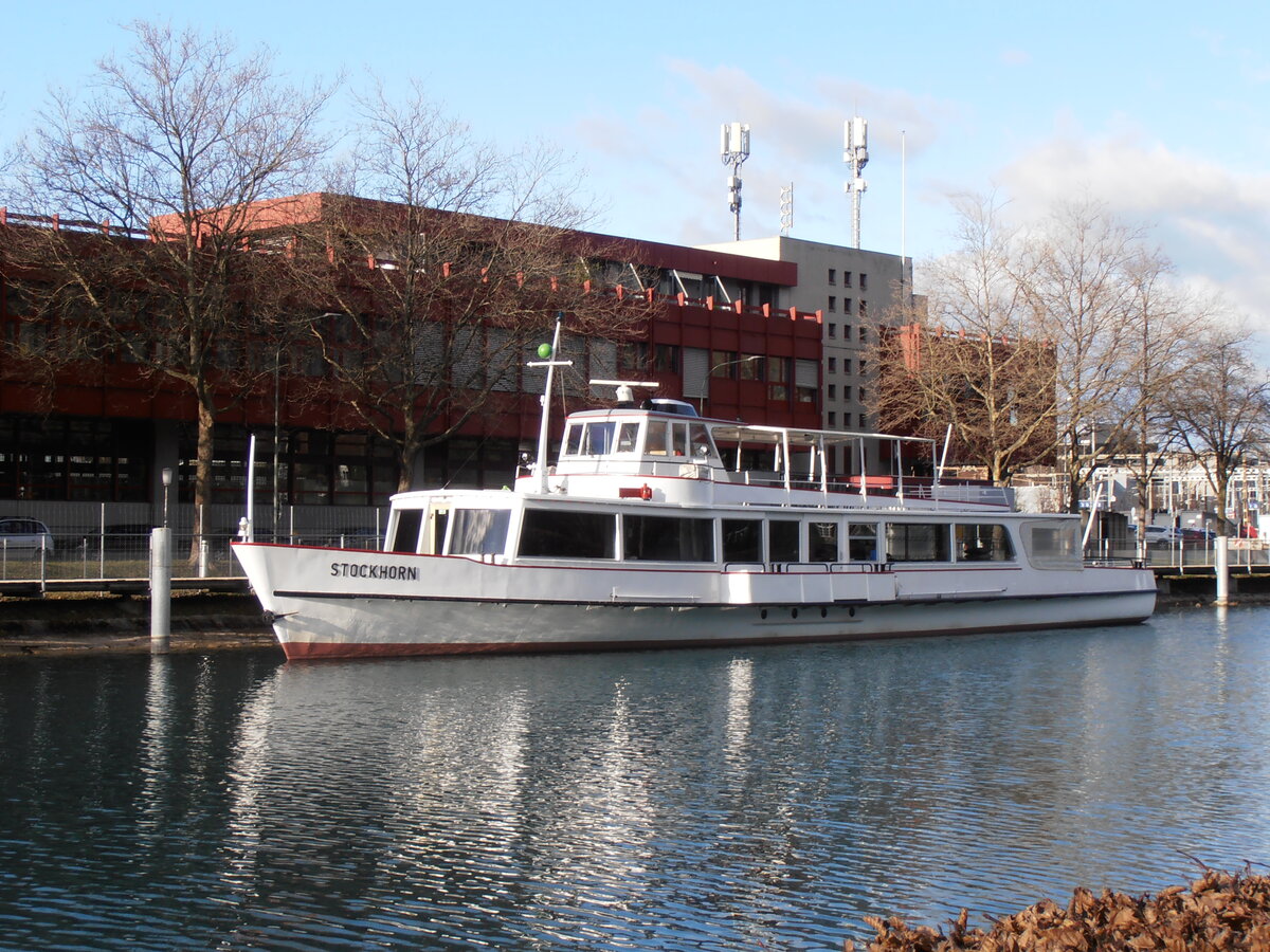 (258'111) - Motorschiff Stockhorn am 3. Januar 2024 an der Schiffl�ndte Thun