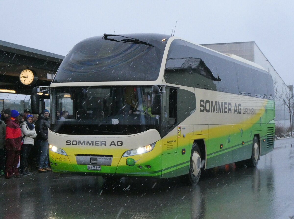 (258'189) - Sommer, Grnen - BE 679'698 - Neoplan am 6. Januar 2024 beim Bahnhof Frutigen