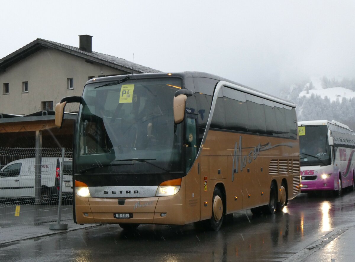 (258'469) - Moser, Teuffenthal - BE 5334 - Setra am 6. Januar 2024 beim Bahnhof Frutigen