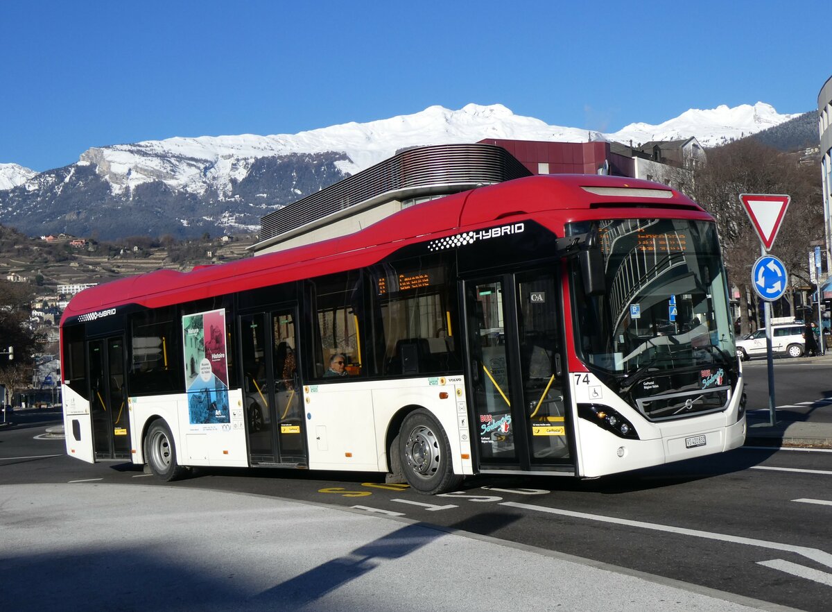 (258'569) - PostAuto Wallis - Nr. 74/VS 420'832/PID 10'001 - Volvo am 11. Januar 2024 beim Bahnhof Sion