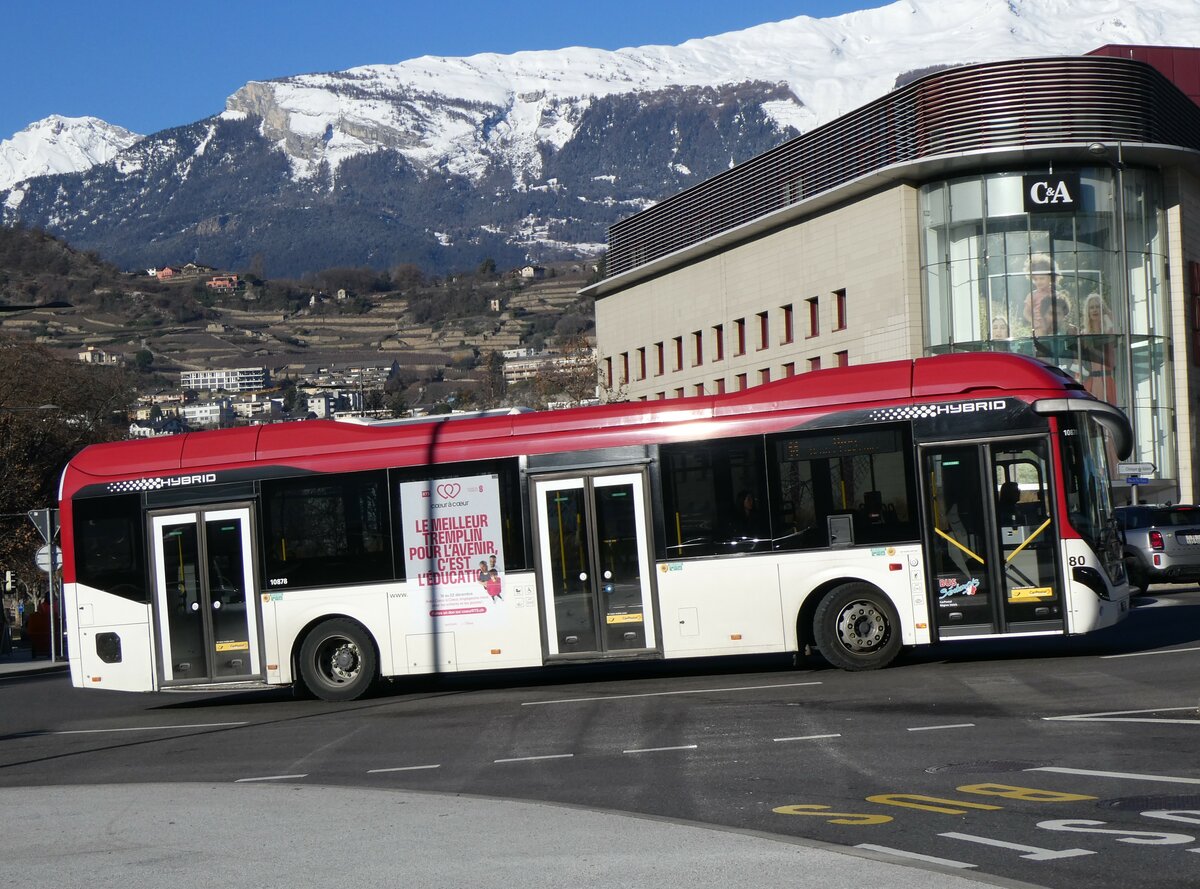 (258'575) - PostAuto Wallis - Nr. 80/VS 471'470/PID 10'878 - Volvo am 11. Januar 2024 beim Bahnhof Sion