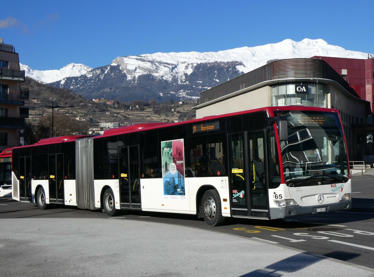 (258'577) - PostAuto Wallis - Nr. 65/VS 186'400/PID 5315 - Mercedes (ex Lathion, Sion Nr. 65) am 11. Januar 2024 beim Bahnhof Sion