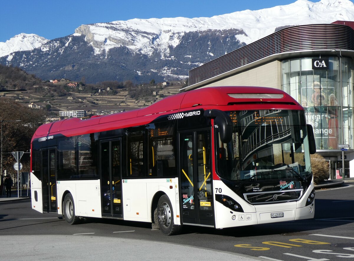 (258'578) - PostAuto Wallis - Nr. 70/VS 428'858/PID 10'024 - Volvo am 11. Januar 2024 beim Bahnhof Sion