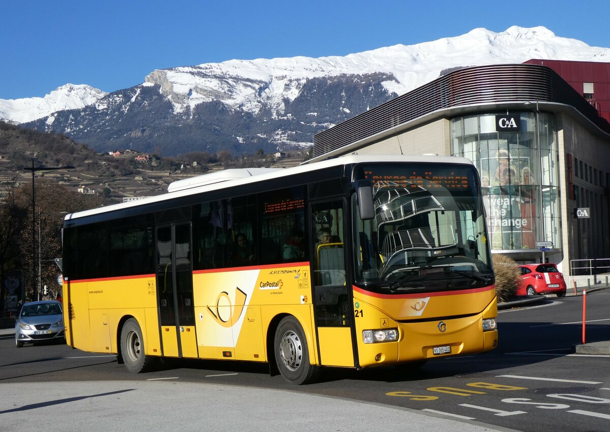 (258'579) - PostAuto Wallis - Nr. 21/VS 365'402/PID 5039 - Irisbus am 11. Januar 2024 beim Bahnhof Sion