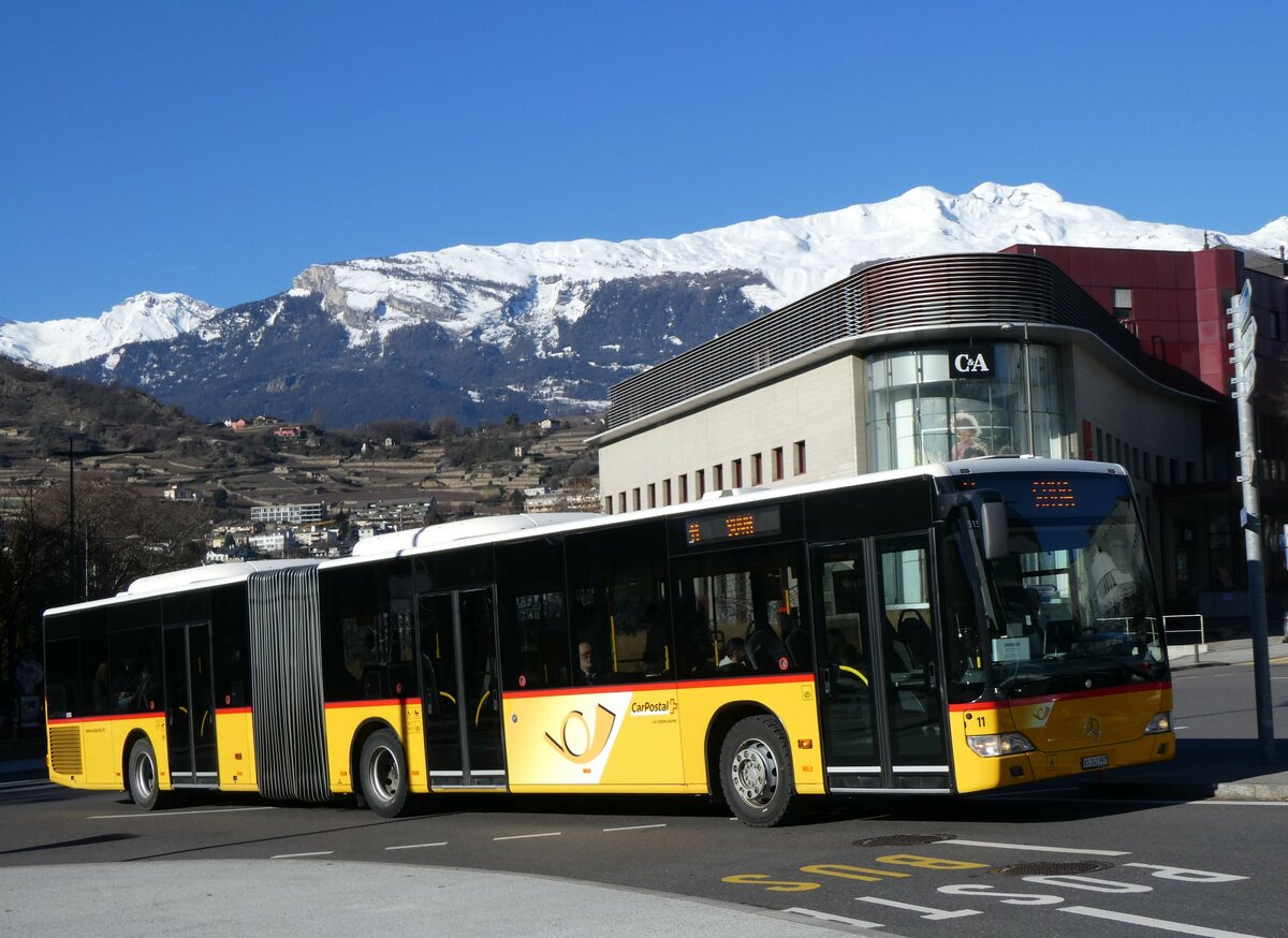 (258'620) - PostAuto Wallis - Nr. 11/VS 241'997/PID 5152 - Mercedes am 11. Januar 2024 beim Bahnhof Sion