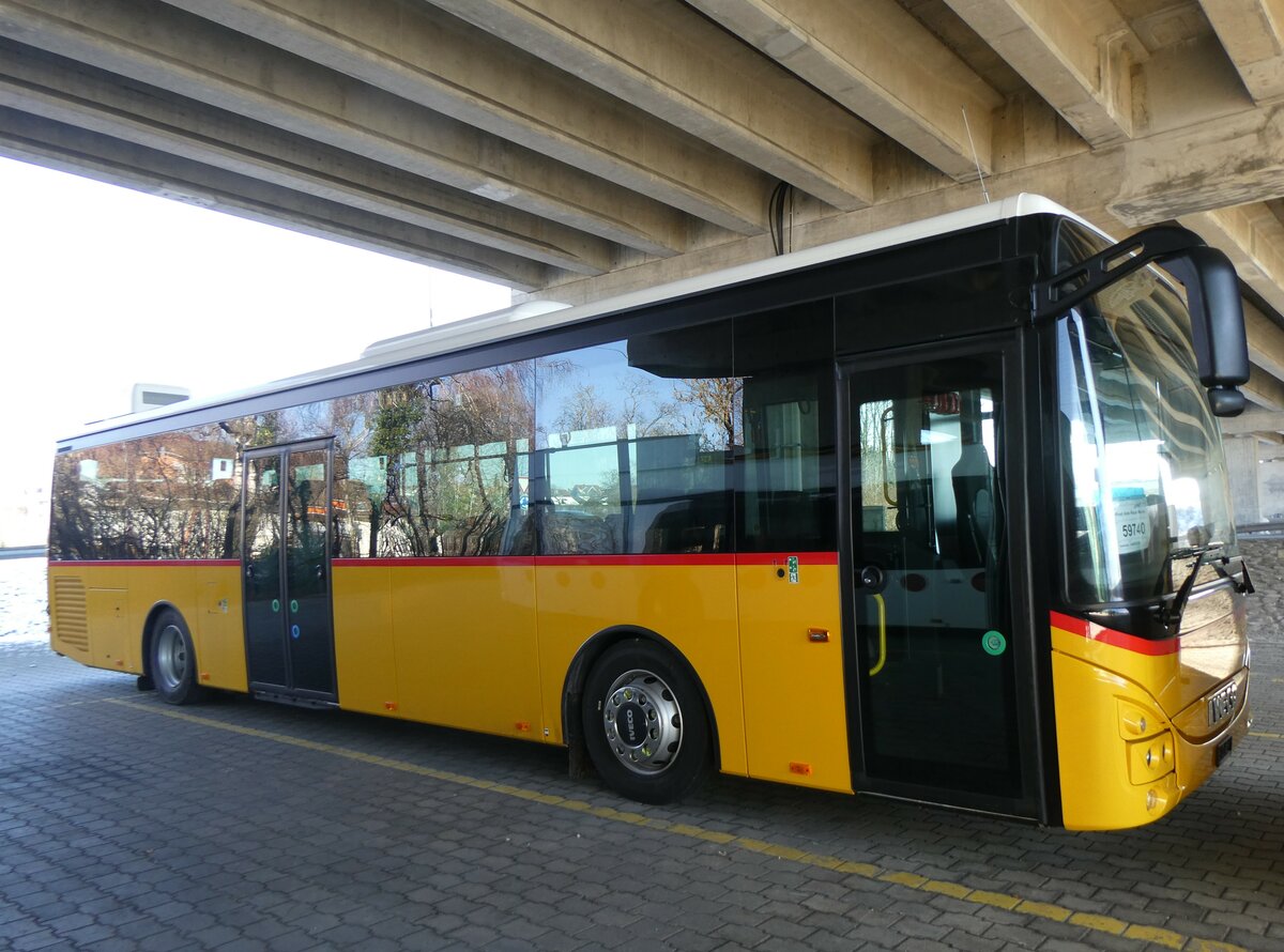 (258'772) - CarPostal Ouest - PID 11'945 - Iveco am 20. Januar 2024 in Kerzers, Murtenstrasse