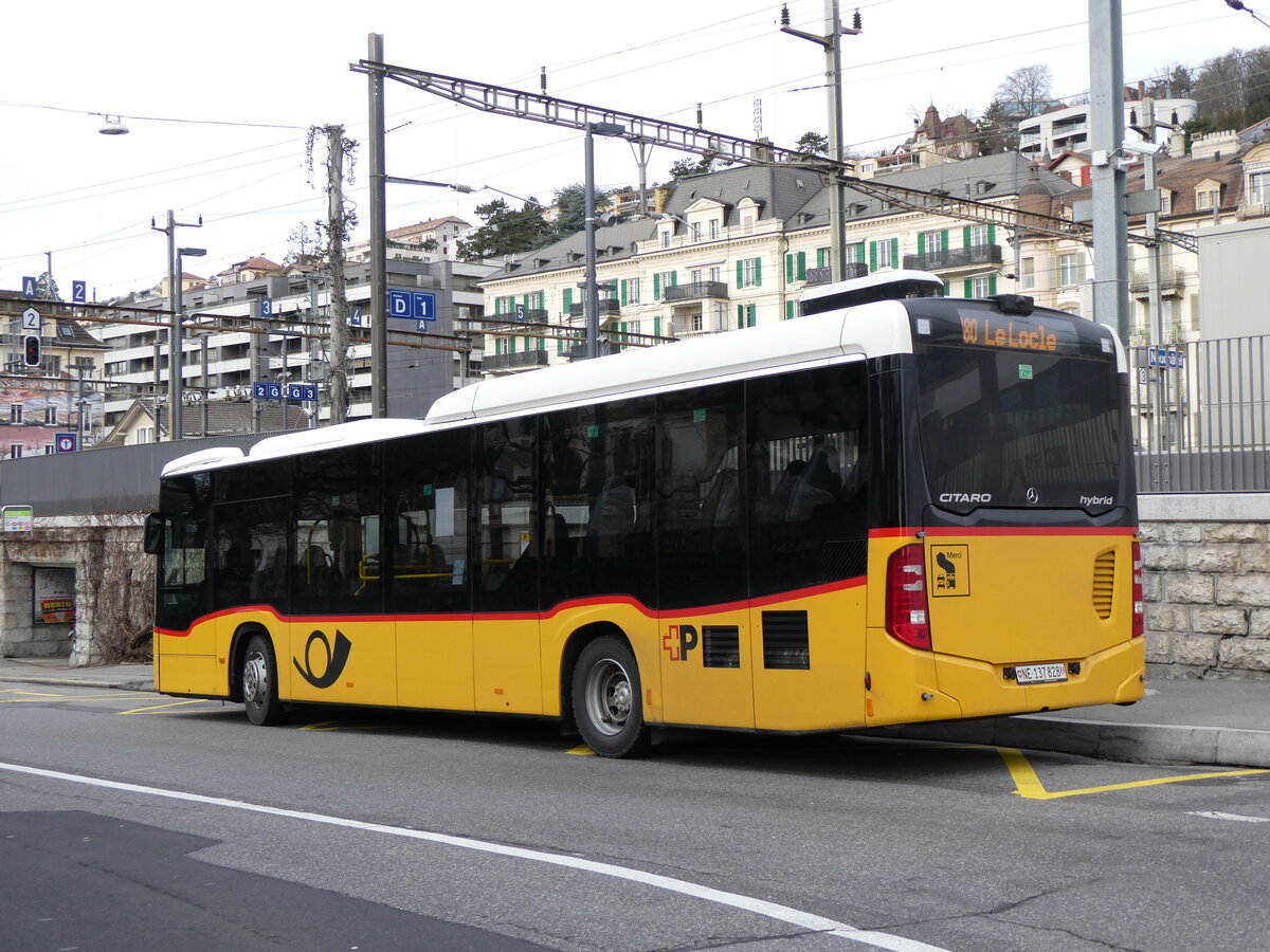 (258'913) - CarPostal Ouest - NE 137'828/PID 12'011 - Mercedes am 26. Januar 2024 beim Bahnhof Neuchtel