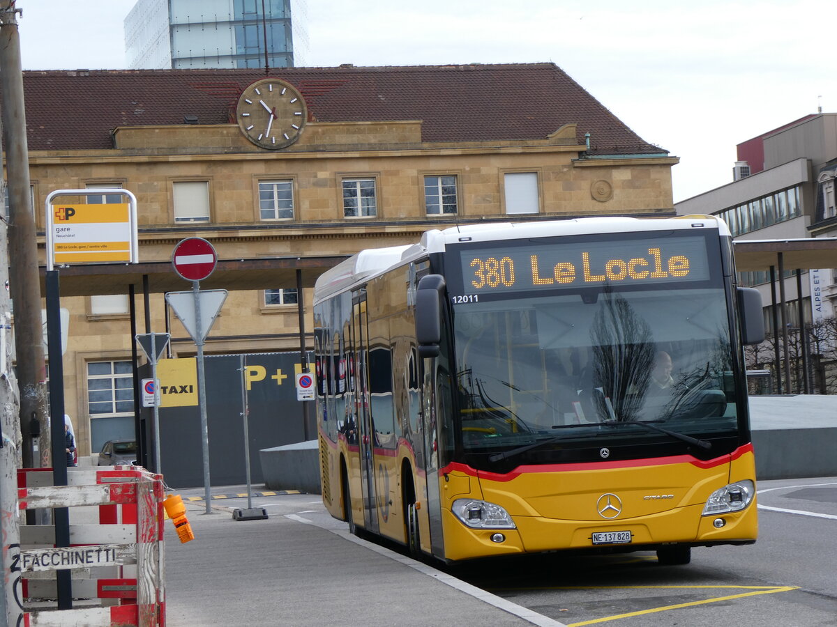 (258'915) - CarPostal Ouest - NE 137'828/PID 12'011 - Mercedes am 26. Januar 2024 beim Bahnhof Neuchtel