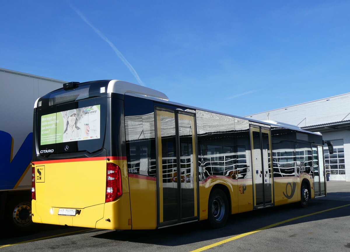 (259'124) - CarPostal Ouest - NE 73'677/PID 11'136 - Mercedes am 3. Februar 2024 in Kerzers, Interbus