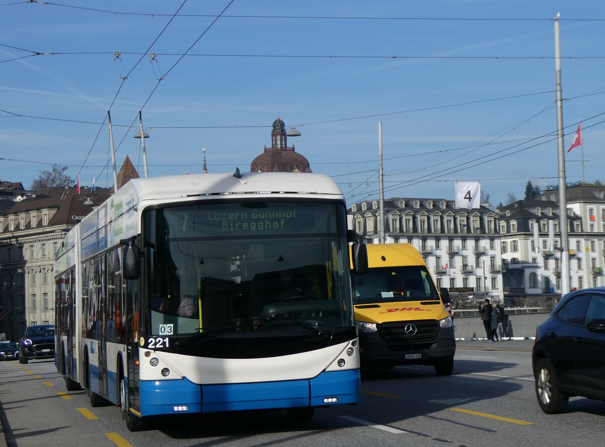 (259'169) - VBL Luzern - Nr. 221 - Hess/Hess Gelenktrolleybus am 6. Februar 2024 in Luzern, Bahnhofbrcke 