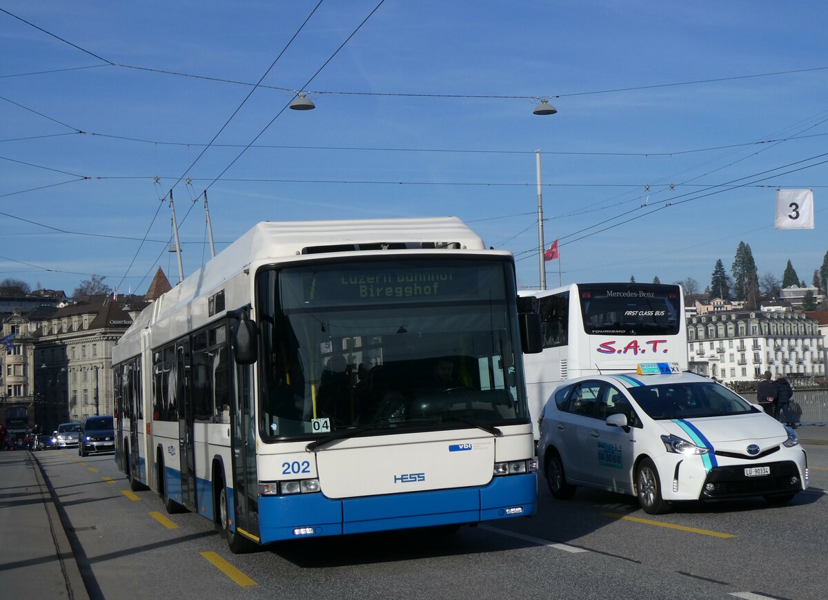 (259'176) - VBL Luzern - Nr. 202 - Hess/Hess Gelenktrolleybus am 6. Februar 2024 in Luzern, Bahnhofbrcke