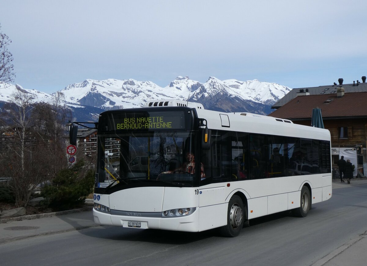 (259'355) - Lathion, Sion - Nr. 19/VS 197'617 - Solaris (ex Interbus, Yverdon Nr. 42; ex BRH ViaBus, D-Speyer; ex FirstGroup RheinNeckar, D-Speyer) am 16. Februar 2024 in Haute-Nendaz, Tlcabine